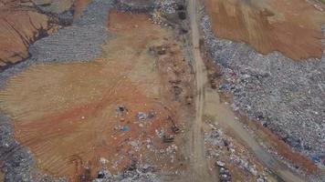 kijk vanuit de lucht naar beneden zwerm witte zilverreigers vogelvlieg over de stortplaats. video