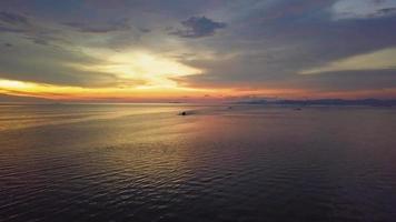 luchtfoto boten die teruggaan van zee tijdens prachtige zonsondergang video