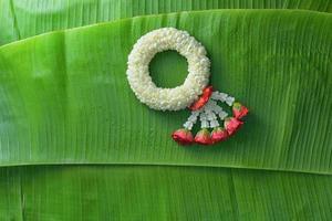 guirnalda tradicional tailandesa de jazmín símbolo del día de la madre en tailandia en hoja de plátano foto