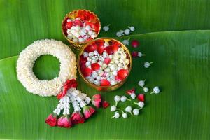 guirnalda tradicional tailandesa de jazmín símbolo del día de la madre en tailandia en hoja de plátano foto