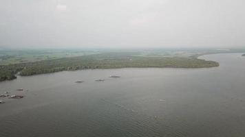 spostamento della barca panoramica vicino all'allevamento ittico a sungai merbok, kedah. video