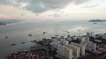 Aerial Lebuh Macallum mit Hintergrund Penang Bridge am bewölkten Morgen. video