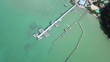 teluk bahang allevamento di pescatori vista dal cielo. video