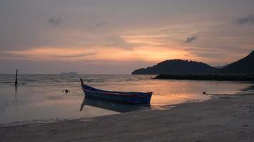 solnedgång vid permatang damar laut fisherman village video