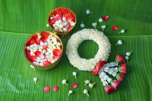 guirnalda tradicional tailandesa de jazmín símbolo del día de la madre en tailandia en hoja de plátano foto