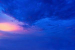 el cielo con nubes hermosa puesta de sol de fondo foto