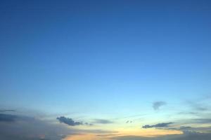 el cielo con nubes hermosa puesta de sol de fondo foto