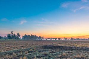paisaje rural los campos al amanecer niebla matutina y hermoso cielo foto