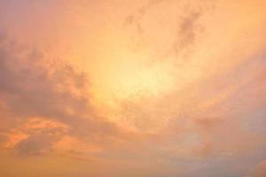 el cielo con nubes hermosa puesta de sol de fondo foto