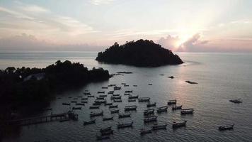 bela paisagem malaia parque de barcos de pesca no cais perto de pulau sayak, kedah. video