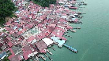 vista aérea casa de madeira de pulau pangkor, perak, malásia. video