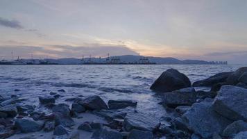 Pantai Bersih Küstenlinie mit Containerterminal. video