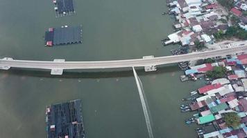 en båt seglar nedanför Kuala Kurau-bron ansluter till Kuala Gula. video
