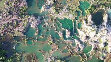 luchtfoto verlaten steengroeve in landelijk gebied in Tasik Gelugor, Pulau Pinang. video