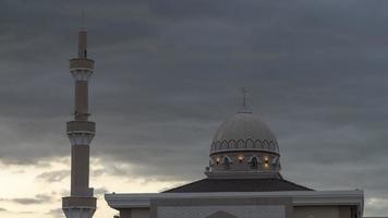 hermoso y dramático cielo de puesta de sol sobre la mezquita video