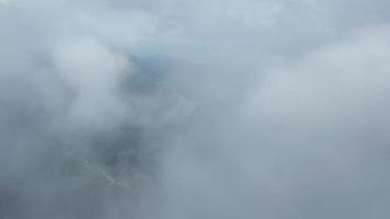 volar sobre la nube con bosque verde con presa ayer itam video