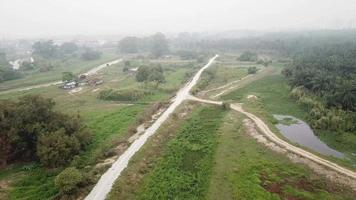 vista aerea verde villaggio rurale malese di kampung al campo verde durante la giornata nebbiosa video