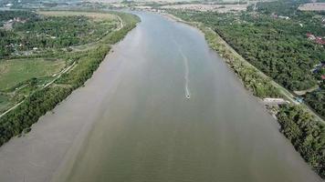 luftaufnahme ein boot bewegt sich bei sungai muda. video