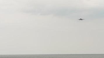 avion de ligne au-dessus de l'océan, long shot video