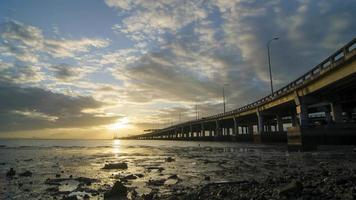 Zeitraffer-Sonnenaufgang über der Penang-Küstenbrücke video