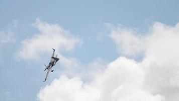 kazan, russische federatie, 14 juni 2019 - piloot van sportvliegtuig die verbluffende aerobatic-trucs uitvoert. Red Bull Air Race Wereldkampioenschap. video