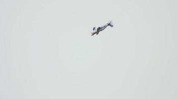 kazan, ryska federationen, 14 juni 2019 - flygledare testbana före tävling, red bull air race världsmästerskap 2019, slow motion video