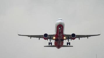 Düsseldorf, Allemagne - 24 juillet 2017 - airberlin niki airbus 321 oe-lcl départ à la pluie. aéroport de dusseldorf, allemagne video