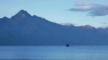 un barco navega en el lago wakatipu, queenstown, isla del sur video