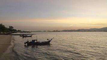 timelapse pôr do sol sobre o parque de barcos na costa video