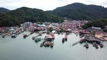 bateau de pêche près de l'île de pangkor, perak, malaisie. video