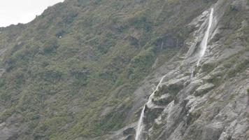 Wasserfall am Franz-Josef-Gletscher. video