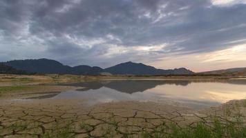 timelapse puesta de sol con nubes en movimiento sobre tierra sequía de agua video
