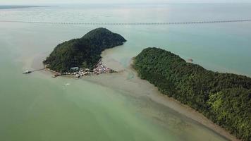 vista aerea pulau aman e pulau gedung isola. video