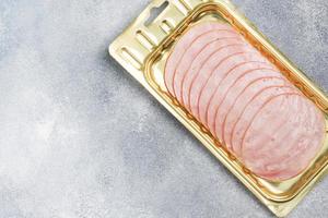 upassende Ubetydelig Forbandet Pork ham in thin slices in a vacuum package on the table. Meat sliced  carbonate in a package for long-term storage. 8958462 Stock Photo at  Vecteezy