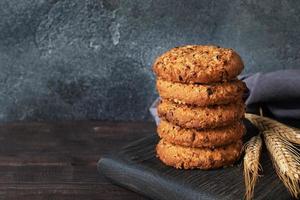 galletas caseras con cereales y semillas. galletas de avena sobre un fondo de madera. copie el espacio foto