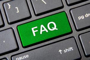 concepto de pregunta frecuente: teclado de computadora portátil con botón verde de preguntas frecuentes. foto