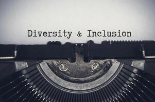 texto de diversidad e inclusión en una vieja máquina de escribir. concepto de cultura empresarial foto
