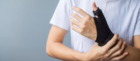 mujer sosteniendo su dolor de muñeca porque usa un teléfono inteligente o una computadora durante mucho tiempo. tenosinovitis de de quervain, síntoma de intersección, síndrome del túnel carpiano o concepto de síndrome de oficina foto