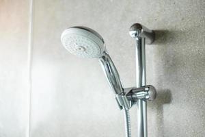 cabezal de ducha con fondo de pared en un baño moderno foto