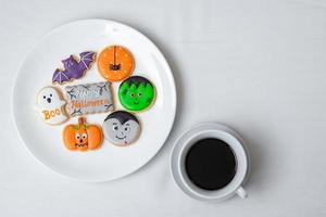 taza de café caliente con divertidas galletas de halloween. feliz día de halloween, truco o amenaza, hola octubre, otoño otoño, tradicional, concepto de fiesta y vacaciones foto