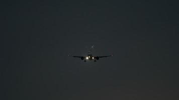 avión acercándose antes de aterrizar en el aeropuerto de phuket por la noche.