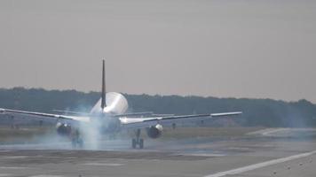 avión aterrizando temprano en la mañana video