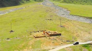 luchtfoto van Truso Valley Pass met prachtige achtergrond van de bergen van de Kaukasus. uitkijkpunt zakagori in kazbegi video