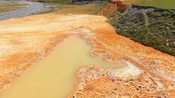 aérea cênica close-up vista recursos naturais de primavera mineral laranja texturas e padrão. recursos minerais do vale do truso video