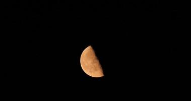 gros plan de la lune dans les nuages uhd 4k video