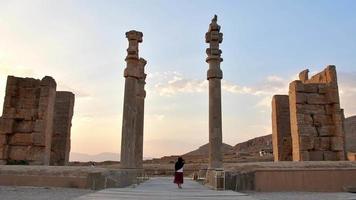persepolis, Iran, 2022 - turistvandring vid gigantiska pelarstatyer - portar för alla nationer. ingången till resterna av den historiska persiska staden i Persien video