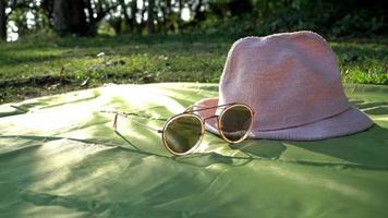 solglasögon med hatt och naturligt solljus video