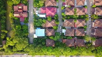 tiro aéreo de drone da área do subúrbio cercado por ambiente ecológico verde para habitação e vista superior do projeto imobiliário video