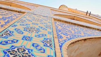 beau motif de conception sur le mur extérieur de la mosquée dans la culture iranienne video