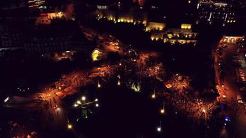 tbilisi, geórgia, 2022 - vista aérea pessoas marcham nas ruas no grande evento de rali da ue. milhares de pessoas em evento de demonstração pacífica. evento de rali pró-europa na capital geórgia video